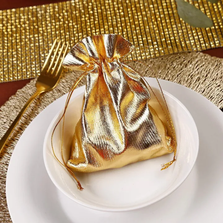 Gouden metallic zakjes voor tafeldecoratie