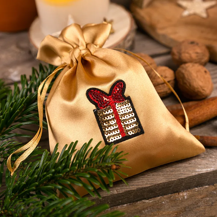 Gouden satijnen cadeauzakje
