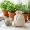 Linnen zakjes naast kruiden in pot en glazen pot - opbergen en cadeauverpakking