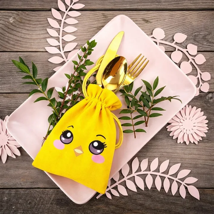 Geel paaszakje met kuiken voor bestek