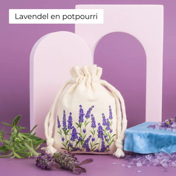 Bedrukte katoenen zakjes met lavendel, te gebruiken als geurzakje voor in de kledingkast.