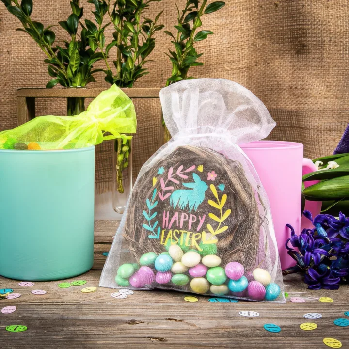 Transparant organza zakje met paasprint gevuld met kleurrijke suikereitjes.